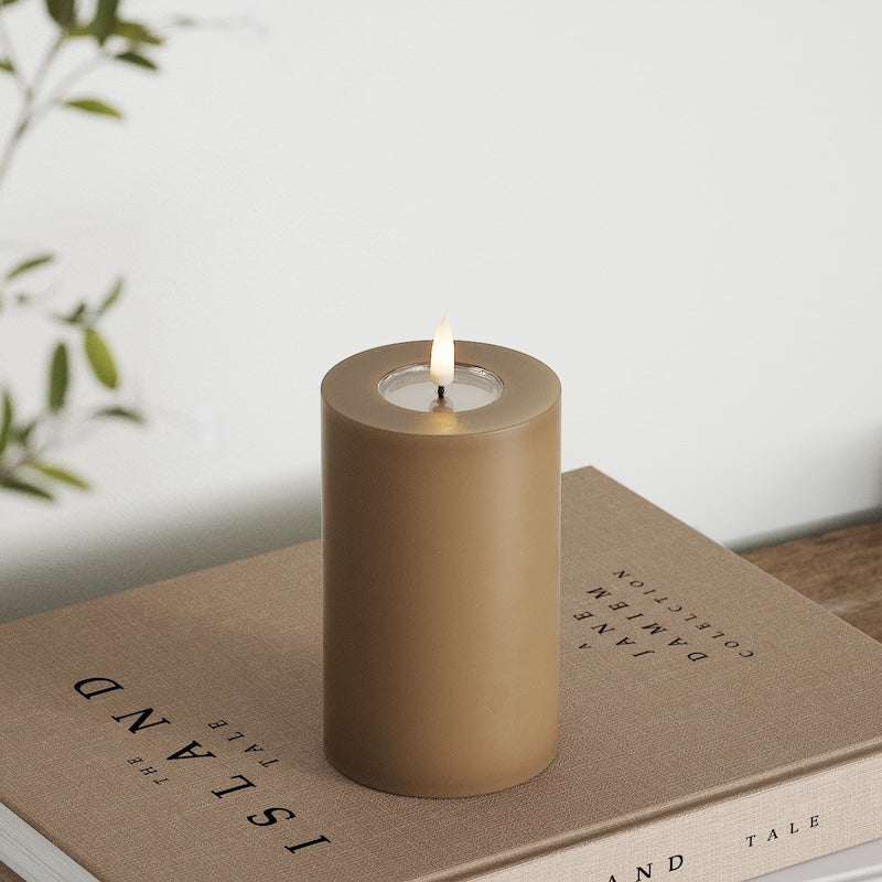 Deluxe Homeart LED blokové světlo Ø 7,5 x 12,5 cm Karamelová